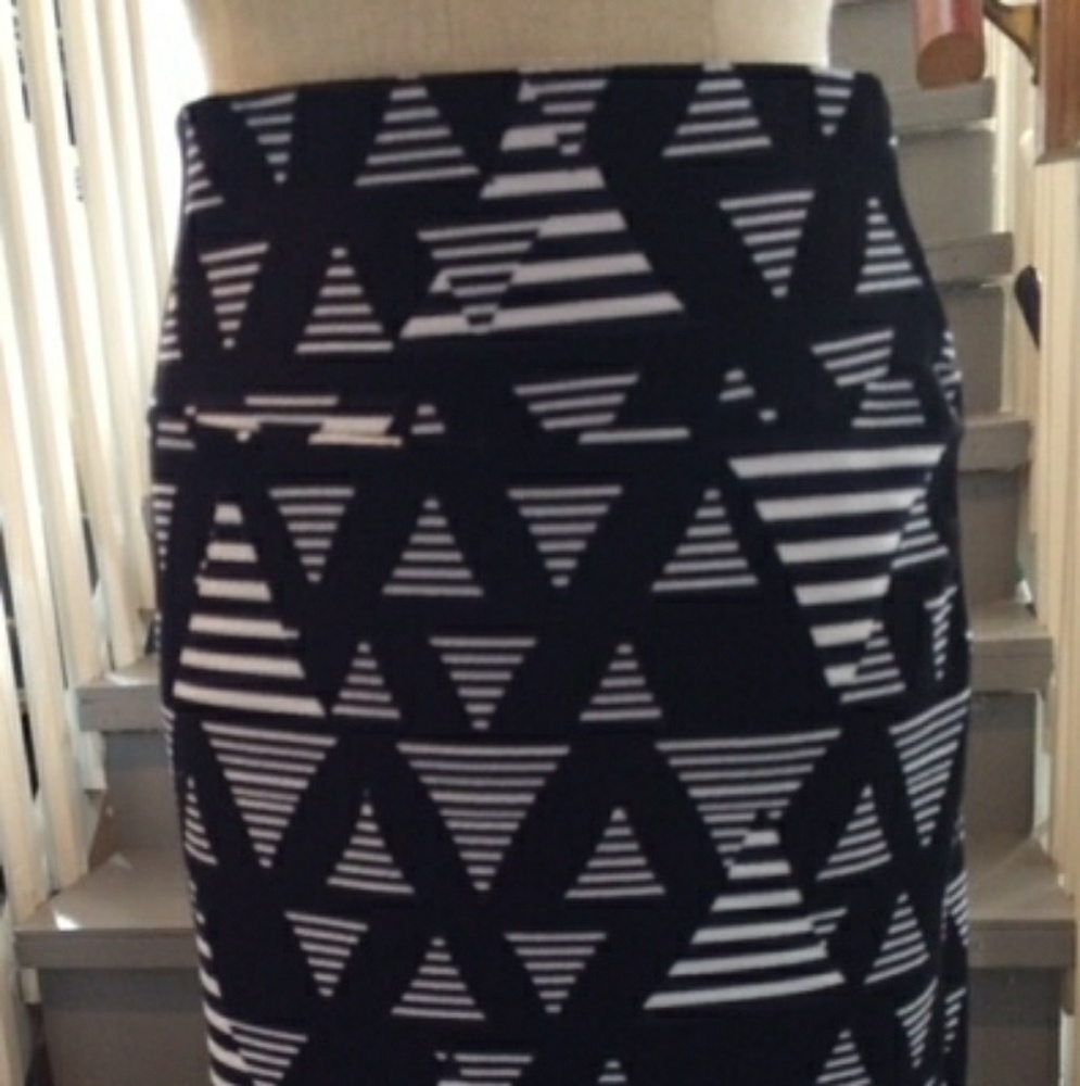 LuLaRoe black and white stretch skirt Medium